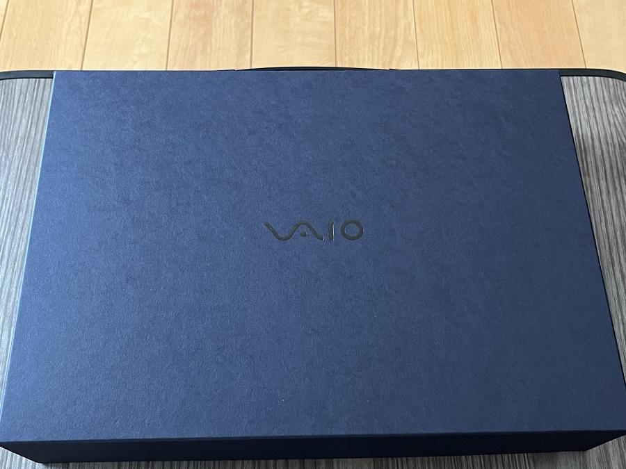 2023年版 VAIO SX14(勝色)の箱