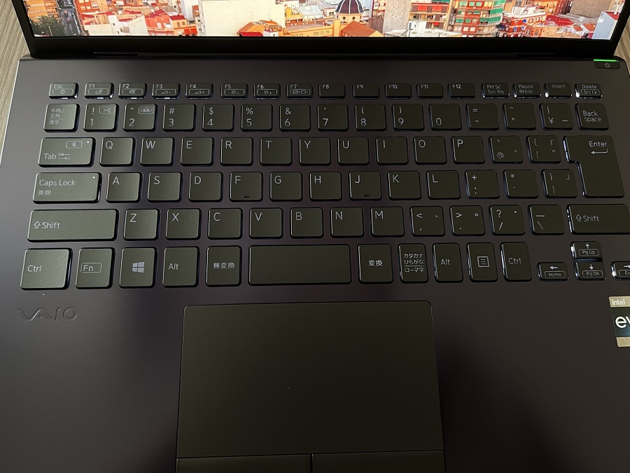 バックライトで浮かぶVAIO SX14(勝色)のキーボードの隠し刻印